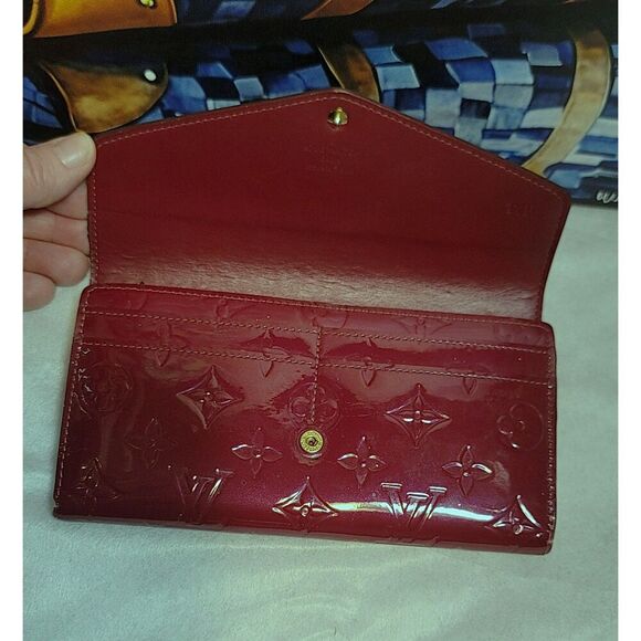 Louis Vuitton Cerise Monogram Vernis Sarah Wallet - Picture 3 of 12